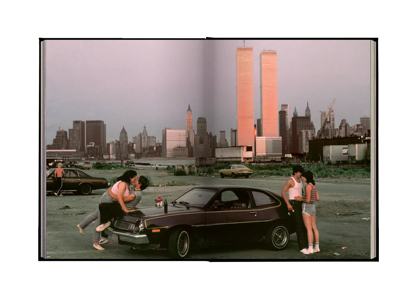 I Hear Music in the Streets. New York 1969-1989, spread 1