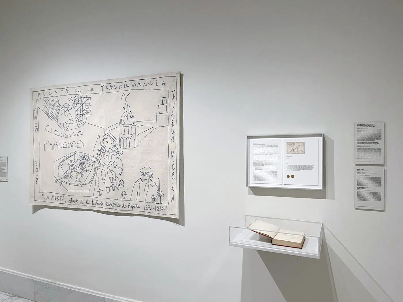 El plano flexible installation with wall texts and captions